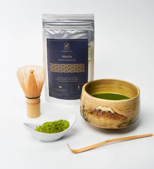 Matcha en polvo servido en taza