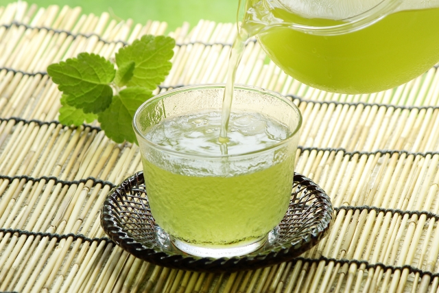 taza con té verde y cubitos de hielo