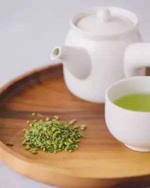Hojas de Genmaicha con Matcha y taza de té